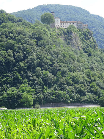 フェルトレの風景と山上に作られた僧院