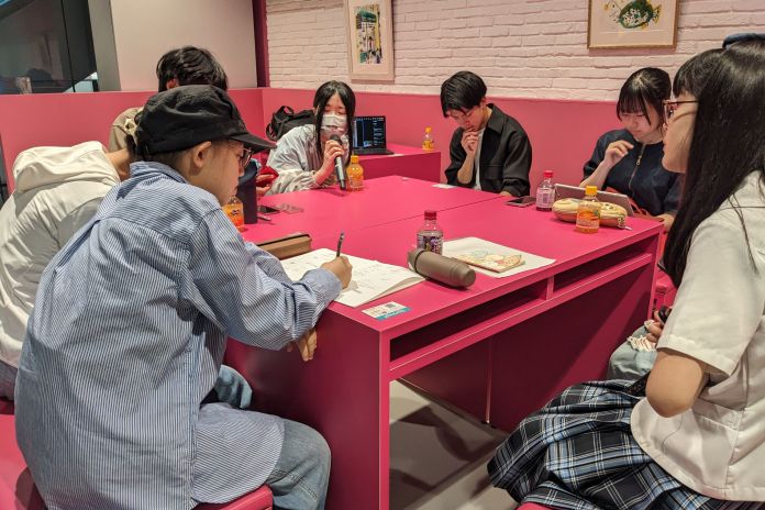 中高生が会議している様子
