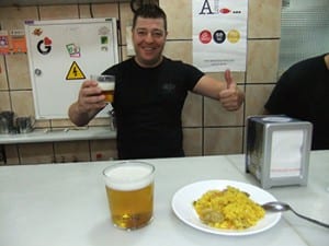 生ビールとサービスパエリアお兄さんの笑顔込で2ユーロ