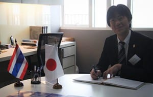 ⑥UEC事務所て_記念署名する日本大使館の寺島一等書記官