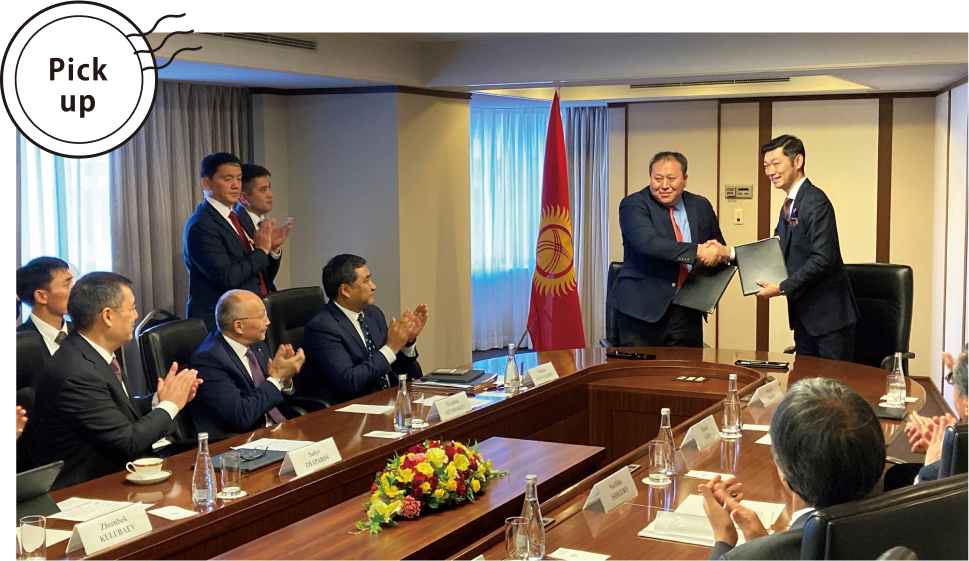 キルギス共和国サディル・ジャパロフ大統領（写真左）立ち合いのもと行われた調印式