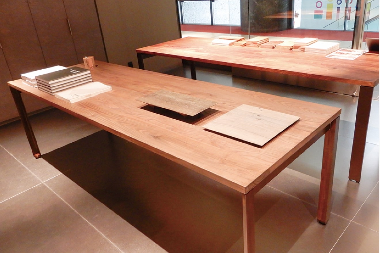 テーブルは10種の無垢木材から選んでサイズオーダー