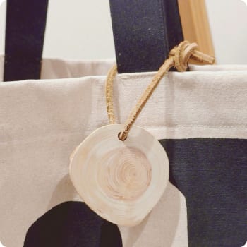 木でつくるアロマウッドチャーム